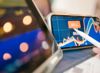 Spécialiste opérant sur plusieurs marchés examinant le Bitcoin, l'Ethereum et les options forex